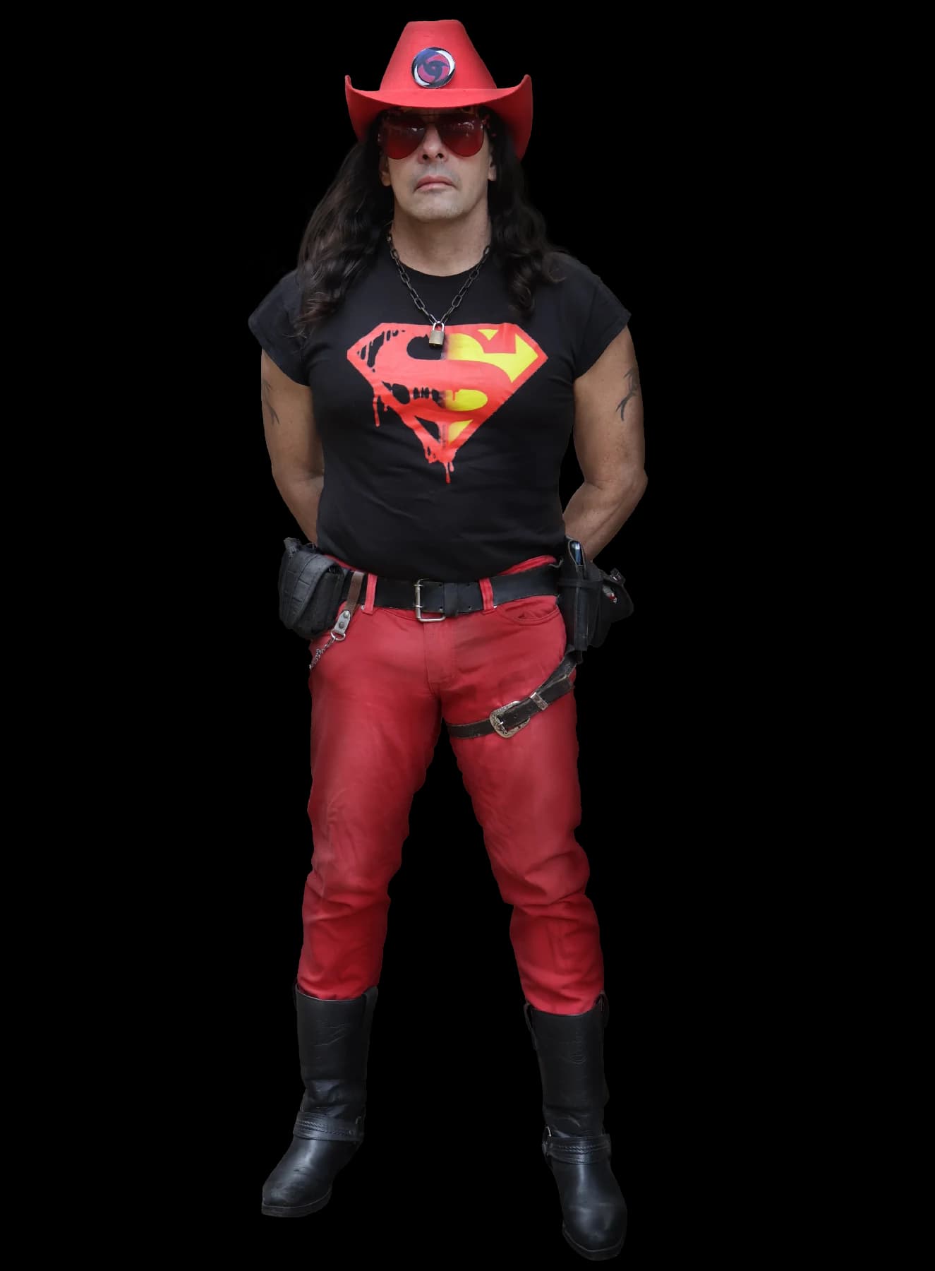 Yoss: sombrero rojo, gafas, camiseta de Superman, pantalón rojo y botas
